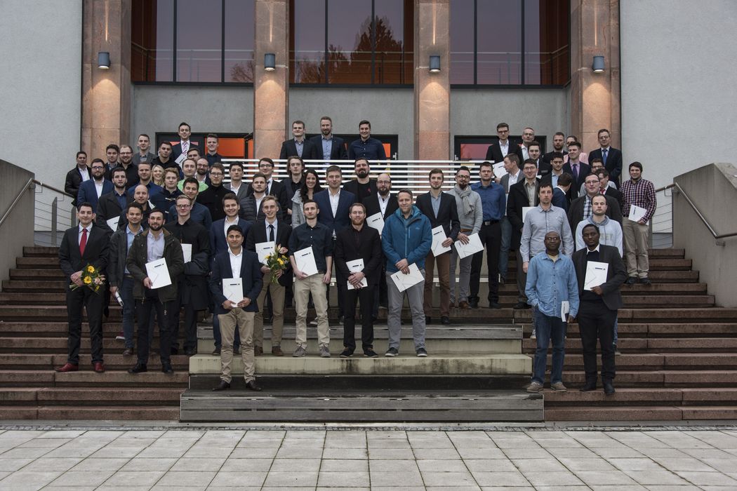 Gruppenfoto: Auf der Treppe zur Aula Scheffelberg stehen die Absolventen der Exmatrikulationsfeier von 2018.