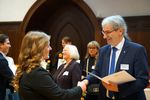 Rektor Prof. Stephan Kassel übergibt eine Urkunde an eine Stipendiatin.