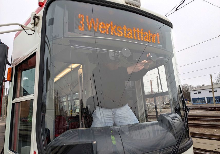 Eine Kamera wird ins Führerhaus einer Straßenbahn montiert. 