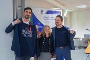 Foto: Leiteritz, Romy Glaser und Prof. Zirkler beenden feierlich die Vortragsreihe für dieses Semester (v.l.n.r.)