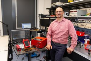 Foto: Tobias Baselt, Gruppenleiter Fraunhofer AZOM an einem Labortisch stehend.