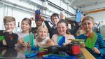 Gruppenfoto: 7 Schüler die in einem Schülerlabor Schneidbretter herstellen.