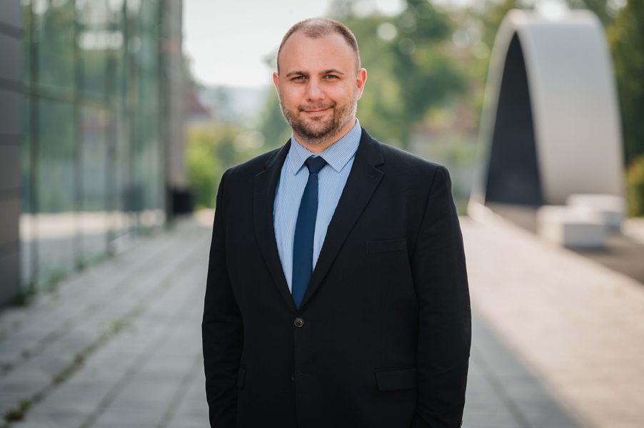 Prof. Kolev steht auf dem Campus Scheffelstraße der Westsächsischen Hochschule Zwickau. 