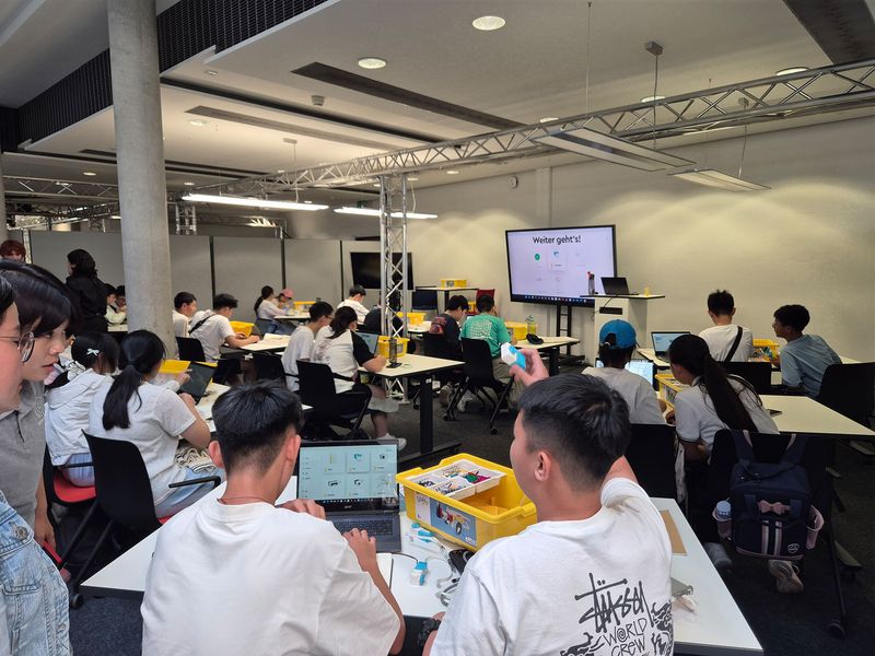 chinesiche Schülerinnen und Schüler bei Experimenten in einem Schülerlabor