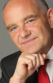 Mann stützt Kopf auf Arm