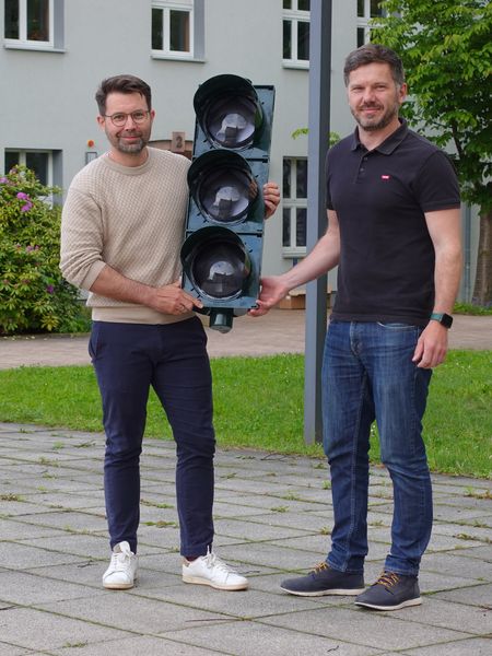 Auf dem Campus Scheffelstraße wird der Signalgeber von Yunex Traffic übergeben.