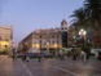 Foto: Ein großer Platz mit Springbrunnen und einigen Passanten.