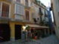 Foto: Ein Gasse mit Häuserfront und einem Souvenirladen.