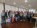 Gruppenfoto im Tagungsraum.