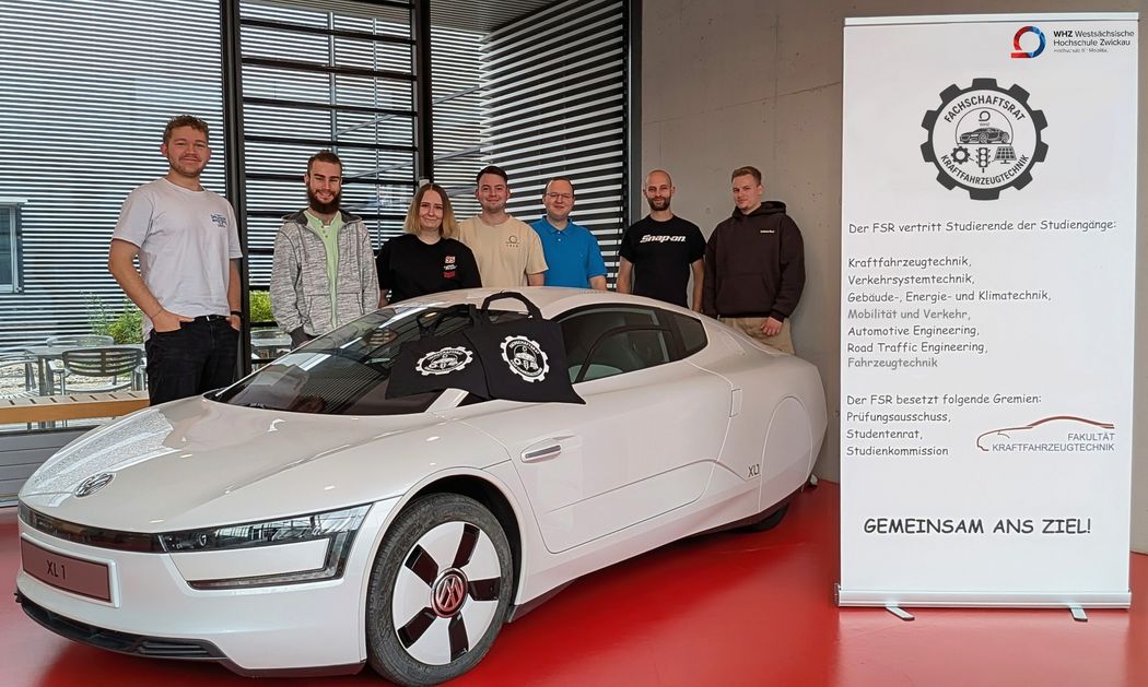 Foto: Fachschaftsrat Kraftfahrzeugtechnik, Gruppenbild vor einem Auto