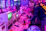 Besucher sitzen an historischen Computern und testen alte Spiele-Klassiker