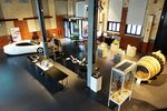 Verschiedene Exponate in der Ausstellung eines Industriemuseums