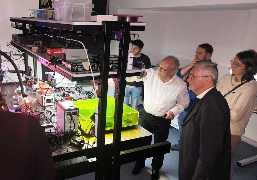 WHZ-Professor Peter Hartmann vom führt Prof. Jürgen Besold vom Deutschen Zentrum für Astrophysik durch die Labore für optische Messtechnik. (Foto: WHZ/Ivolle Mallasch)