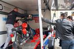 Eine Person schiebt einen Simson-Roller auf den Prüfstand.