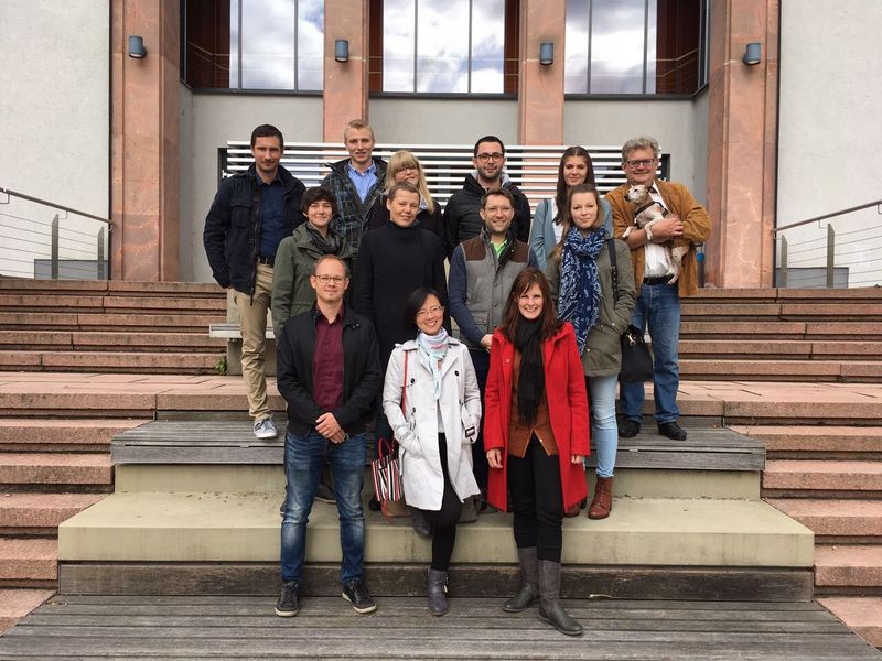 Foto: Gruppenbild auf der Treppe vor der Aula Scheffelberg.