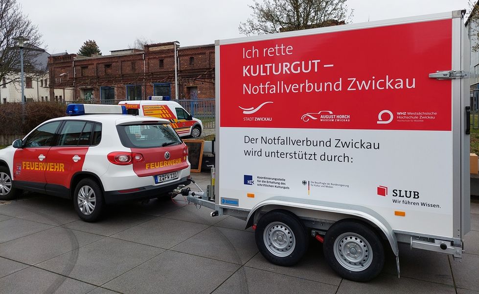 Ein Feuerwehrfahrzeug mit Anhänger