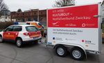 Ein Feuerwehrfahrzeug mit Anhänger