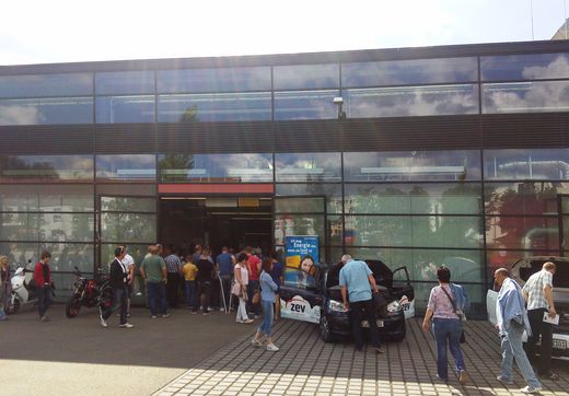 Foto: Besucher vor dem Labor zur Akustikmessung von Fahrzeugen.