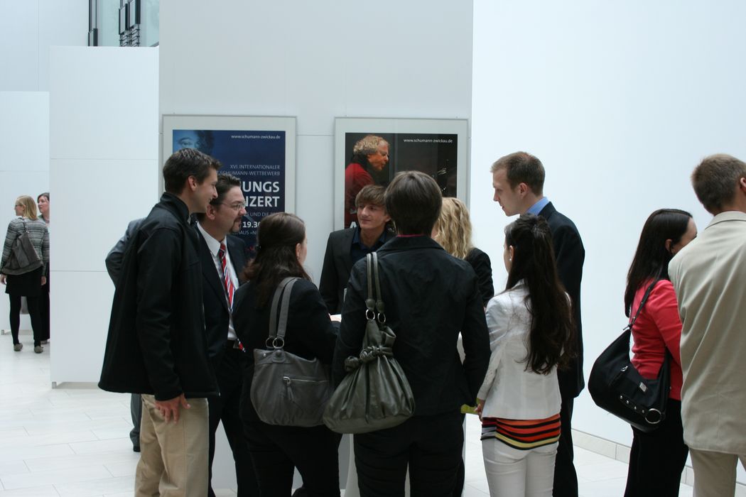 Foto: Teilnehmer stehen im Foyer des Bürgersaales und unterhalten sich.