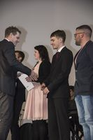Foto: Übergabe der Zeugnisse an eine Gruppe Absolventen.