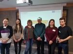 Gruppenfoto: Studierende stehen in einem Konferenzraum der Friweika eG.