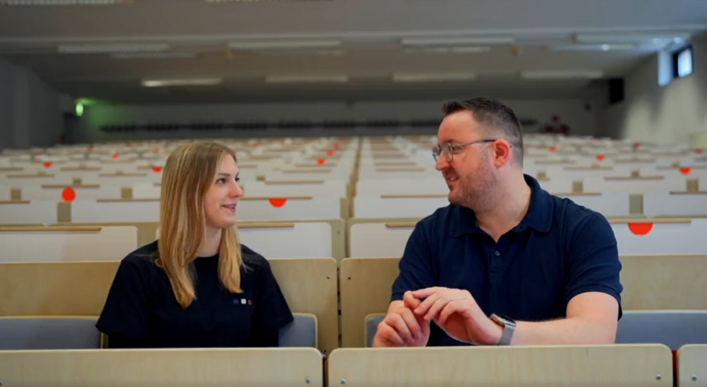 Foto: Alex, erfolgreicher Absolvent des Informatik-Studiums der WHZ im Gespräch