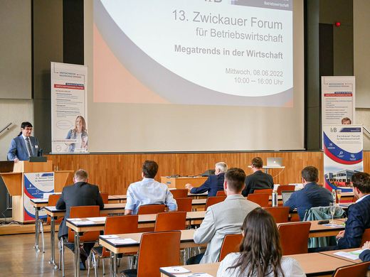 Foto: Begrüßung durch den Rektor der WHZ Prof. Dr.-Ing. Stephan Kassel 