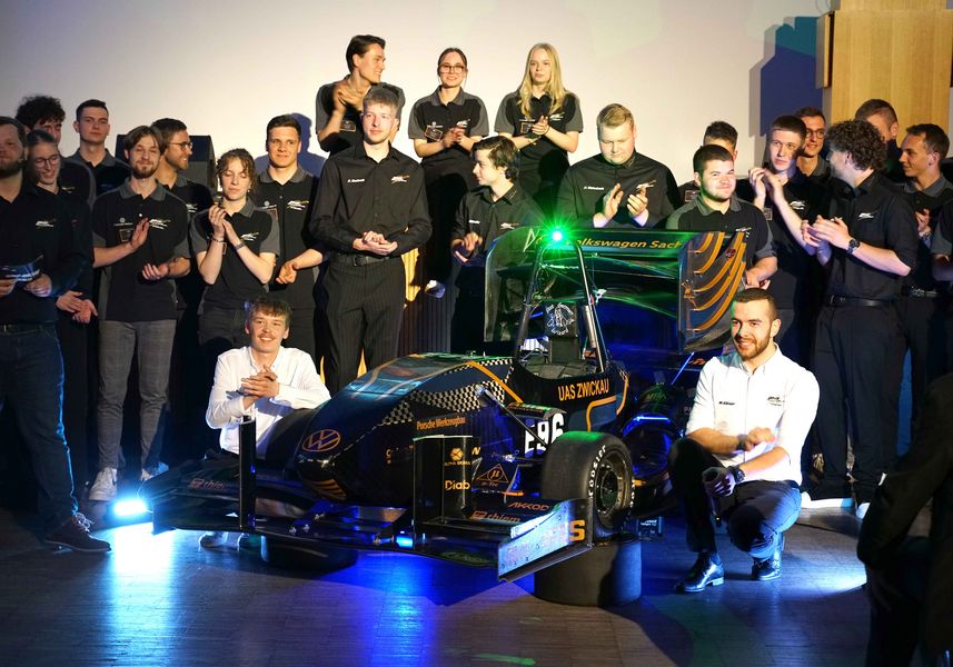 Die 40 Teammitlgieder feiern die Präsentation des neuen Fahrzeugs. (Foto: S.Vogelsang/WHZ) 