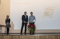 Foto: Gemeinsames Bild mit einem Absolventen und dem Gratulanten.