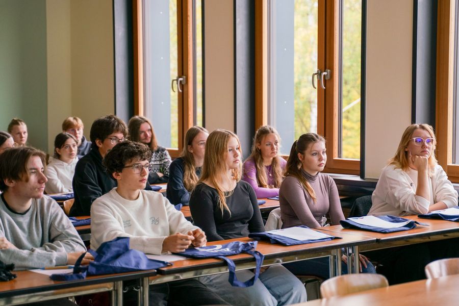 Schüler sitzen in einem Seminarraum. 