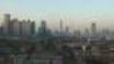 Foto: Blick über die Häuser der Stadt mit der Hochhaus Skyline im Hintergrund.