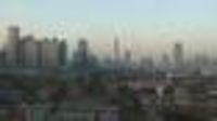 Foto: Blick über die Häuser der Stadt mit der Hochhaus Skyline im Hintergrund.