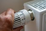 Foto: Heizungsthermostat, welches gedreht wird (Quelle: (Bildquelle: AdobeStock / Frank Lambert)