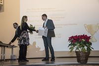 Foto: Ein Absolvent bekommt seine Urkunde überreicht.
