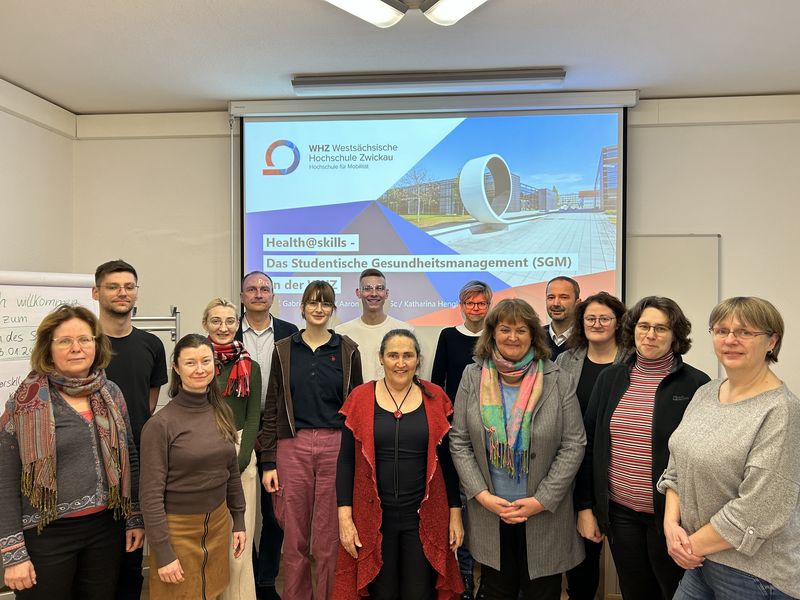 Foto: Teilnehmer des stud. BGM schauen in die Kamera