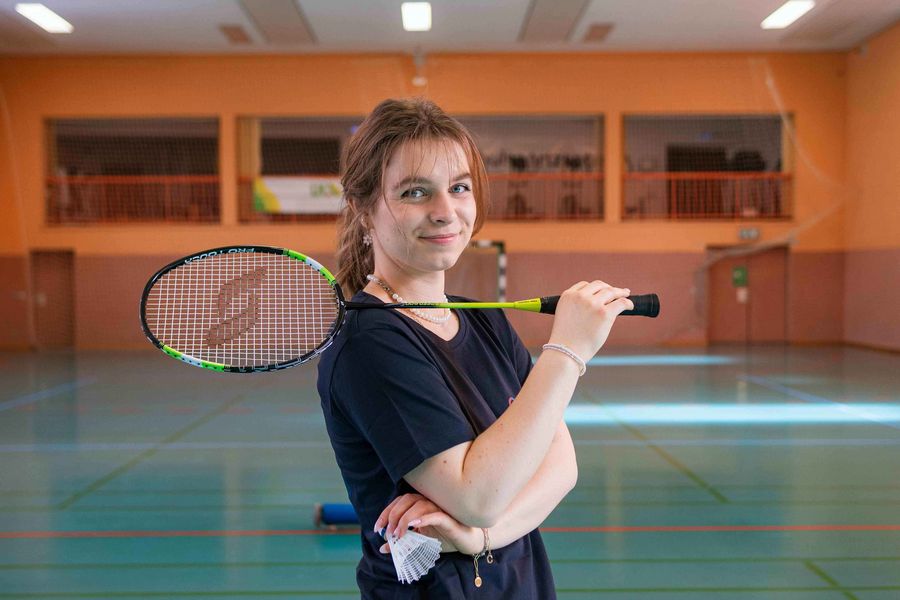 Eine Studierende mit Badminton-Schläger in der Hochschulsporthalle