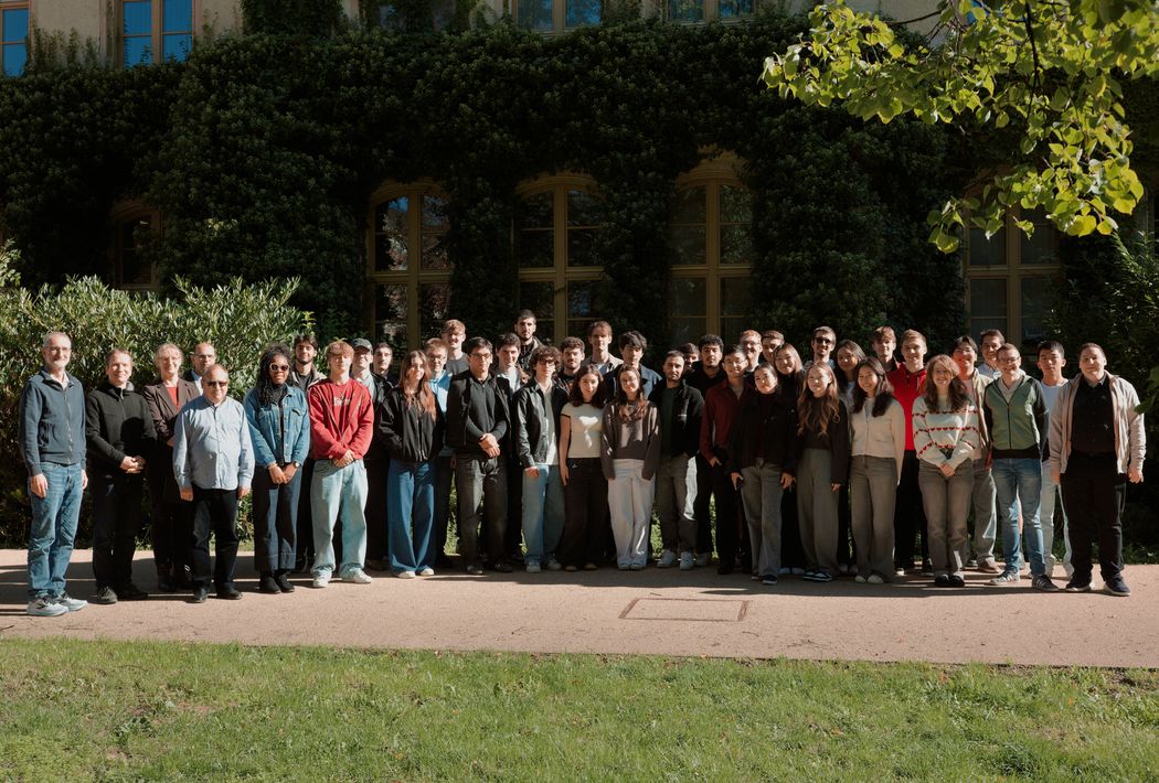 Foto: Gruppenfoto der Erstsemester-Studierenden und der Lehrenden aus dem WS 2026/27 (C.Fiedler/WHZ)
