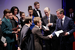 Foto: Preisübergabe an Frau Prof. Heßberg durch den Verleger Herrn Lorch und den Vorsitzenden des Kuratoriums Herrn Richter.
