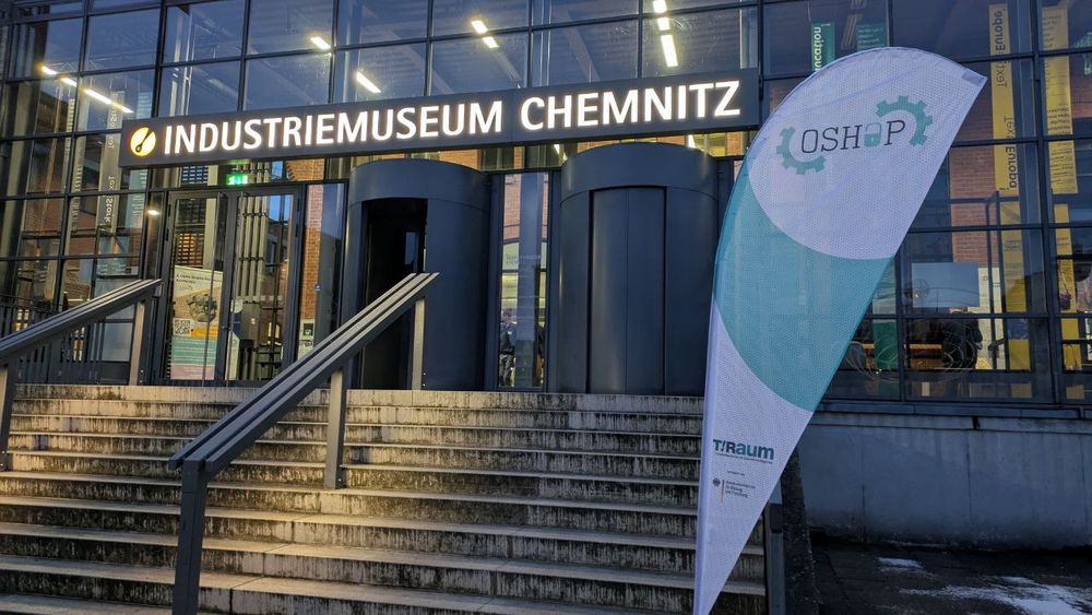 Abgebildet ist der Eingang des Industriemuseums Chemnitz mit entsprechendem Schriftzug und der OSHOP-Beachflag im Vordergrund. 