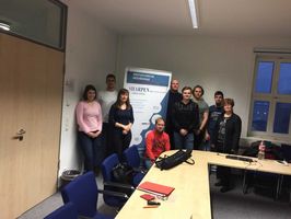 Foto: Gruppenbild in einem Konferenzraum.