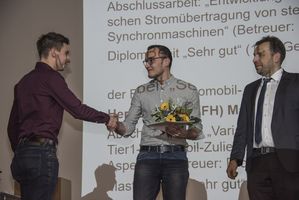 Foto: Preis der Studiendekane. Übergabe an einen Absolventen.