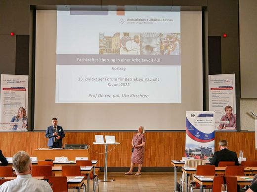 Foto: Diskussionsrunde mit Prof. Dr. habil. Dr. h. c. Bernd Zirkler und Prof. Dr. Uta Kirschten