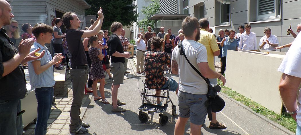 Foto: Personen beobachten eine Vorstellung der Fakultät AKS