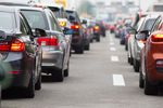 Foto: Mehrere Autos stehen auf zwei Fahrbahnen dicht hintereinander.