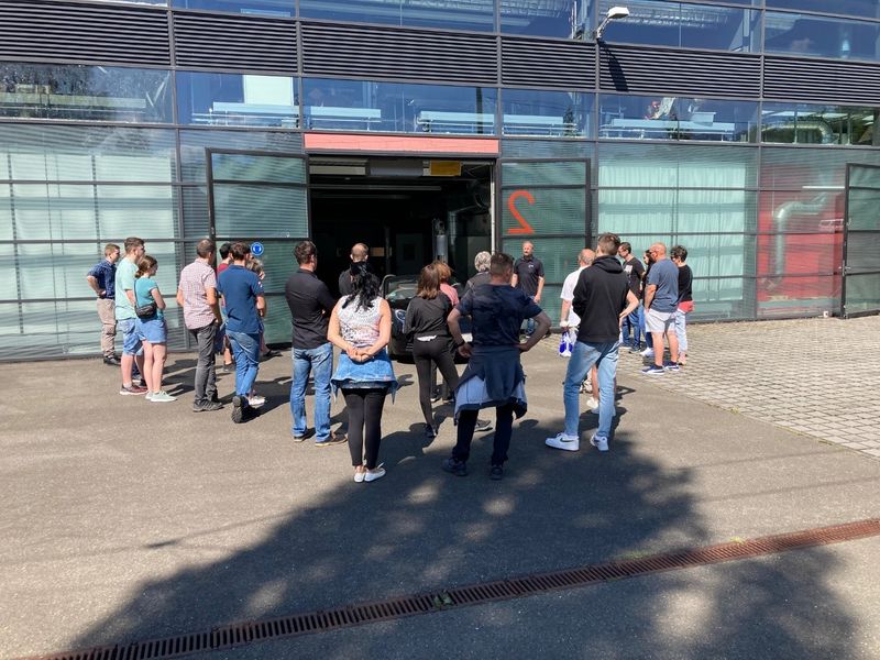 Besucher des Infotagen vor einer offenen Hallentür des August Horch Bau's