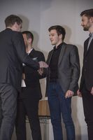 Foto: Übergabe der Zeugnisse an eine Gruppe Absolventen.