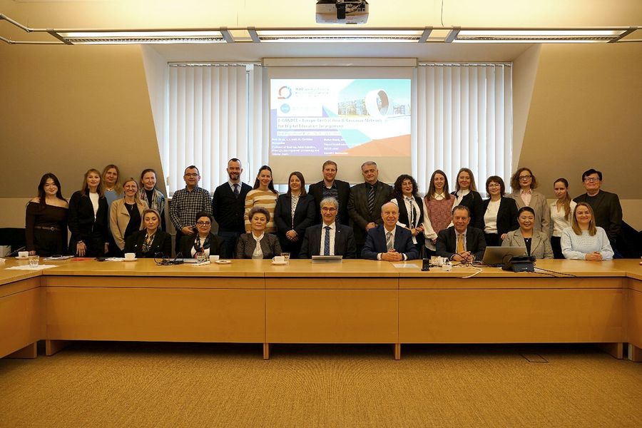 Gruppenfoto im Senatssaal der WHZ. 