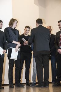 Foto: Absolventen erhalten eine persönliche Gratulation und bekommen die Urkunden überreicht.