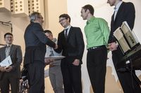 Foto: Sieben Absolventen erhalten eine Gratulation und bekommen ihre Urkunden überreicht.