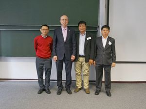 Foto: 4 Personen Gruppenbild von Prof. Brauweiler und 3 Teilnehmern zu den DAAD Alumni-Wochen 2019.